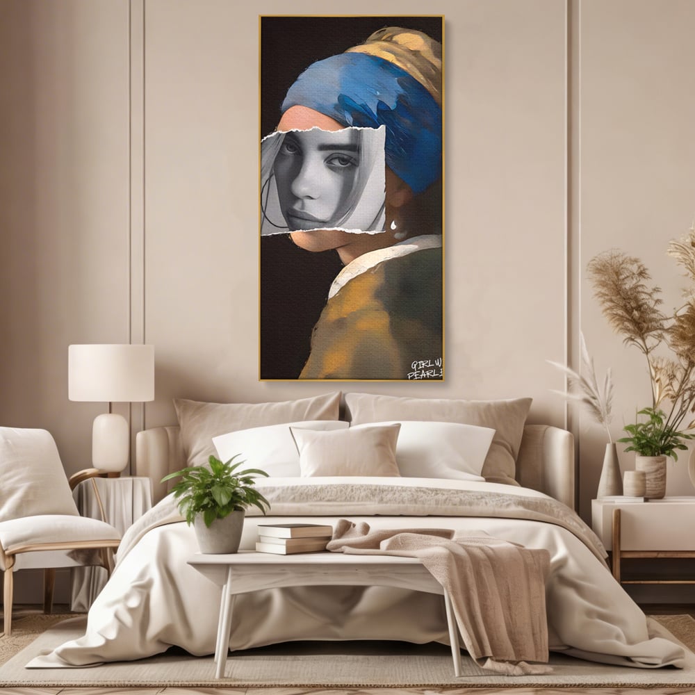 Tablou canvas cu tablou canvas portret feminin modern, in rama de aluminiu auriu, pe perete intr-un dormitor
